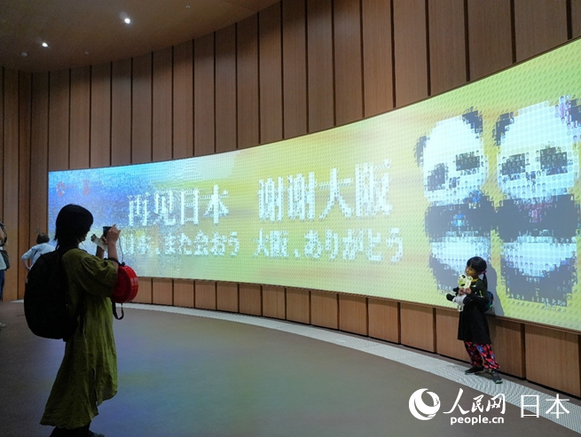 10月13日，游客在大阪世博会中国馆内合影留念。人民网 许可摄