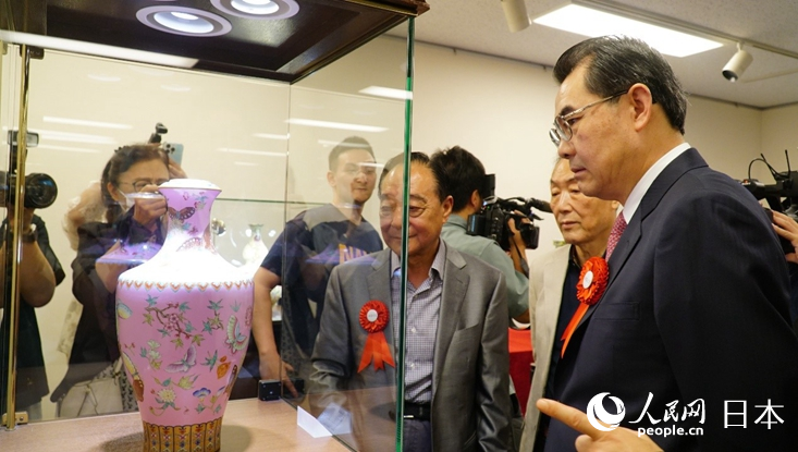中国驻日本大使吴江浩（右一）与嘉宾观展。蒋晓辰摄