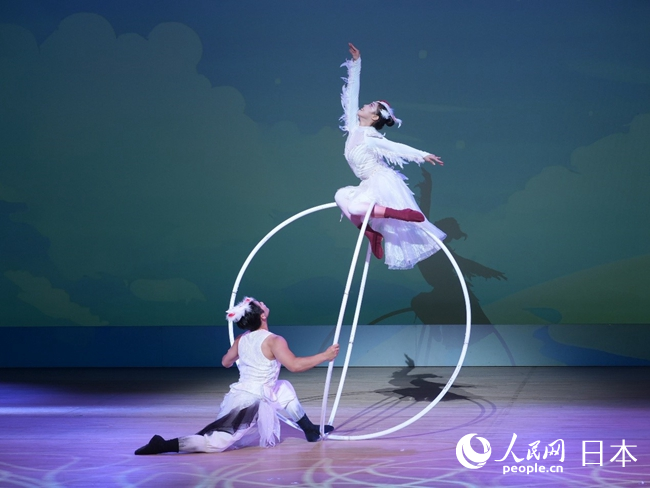 杂技《鹤韵》。人民网 许可摄