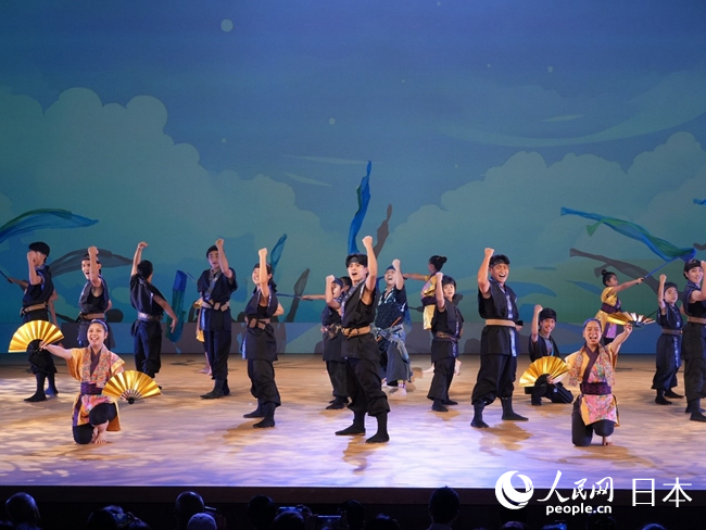 琉球特色歌舞表演。人民网 许可摄