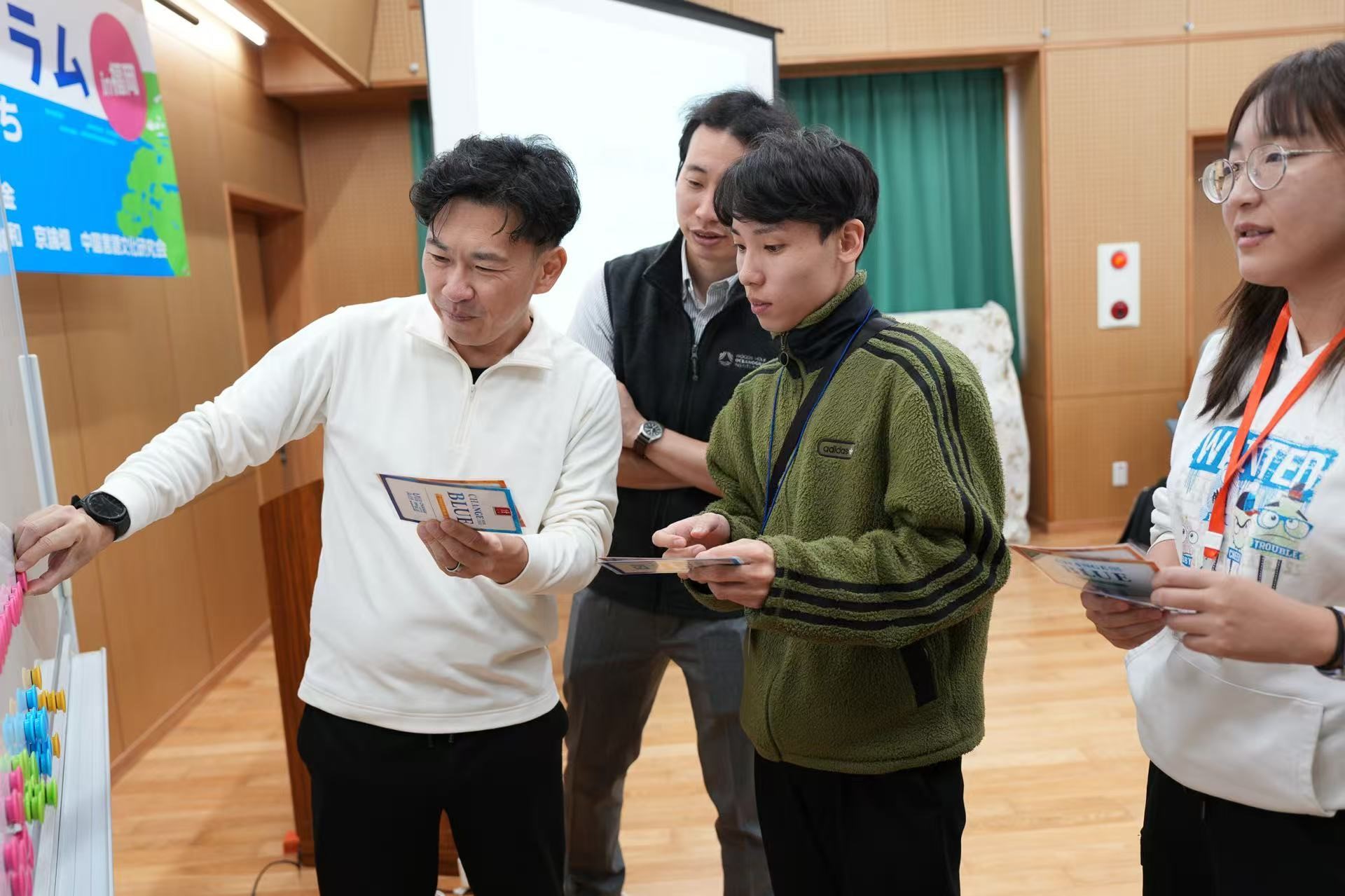 学生们通过卡片游戏模拟如何解决海洋垃圾问题。笹川日中友好基金供图