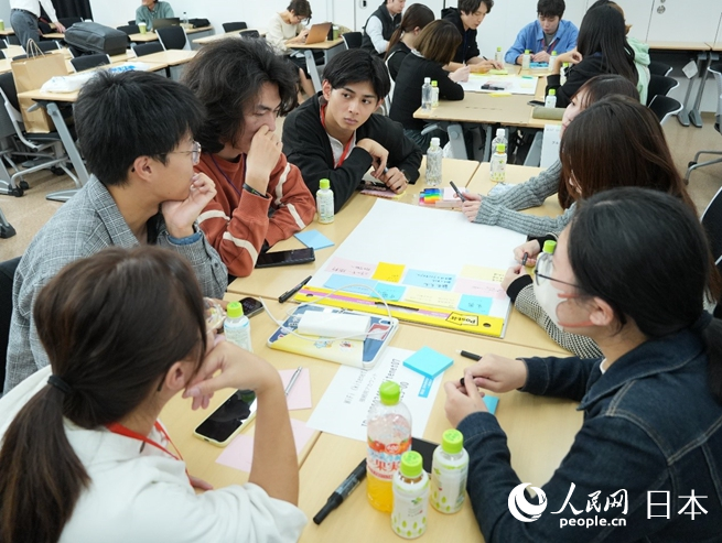 小组讨论。人民网 许可摄