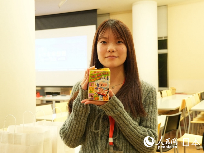 高良凜乃展示自己获得的Labubu。人民网 许可摄