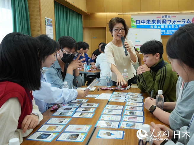 学生们通过卡片游戏模拟如何解决海洋垃圾问题。人民网 许可摄