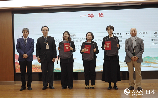 一等獎獲獎者上台領獎合影。（人民網記者 張麗婭攝）