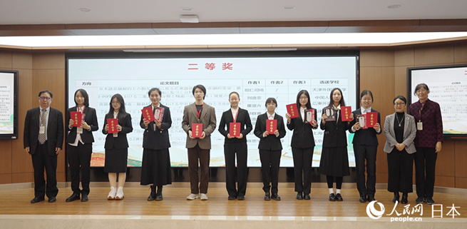 二等獎獲獎者上台領獎合影。（人民網記者 張麗婭攝）