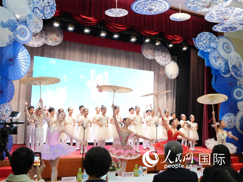 在日华侨华人童声合唱团表演。人民网记者 许可摄