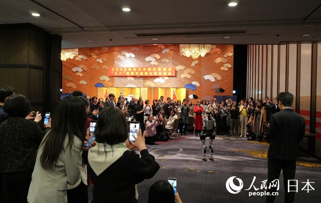 机器人演绎中国功夫，成为全场焦点。人民网 许可摄