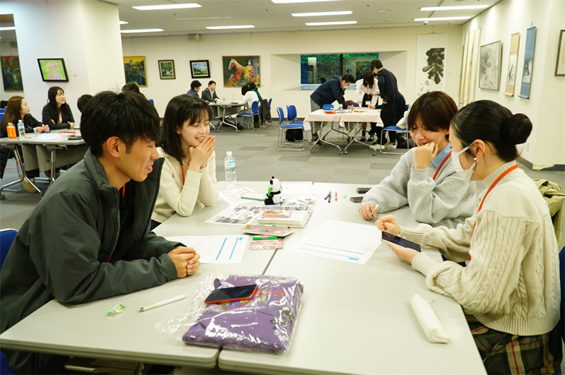 青年们展开热烈讨论。蒋晓辰摄