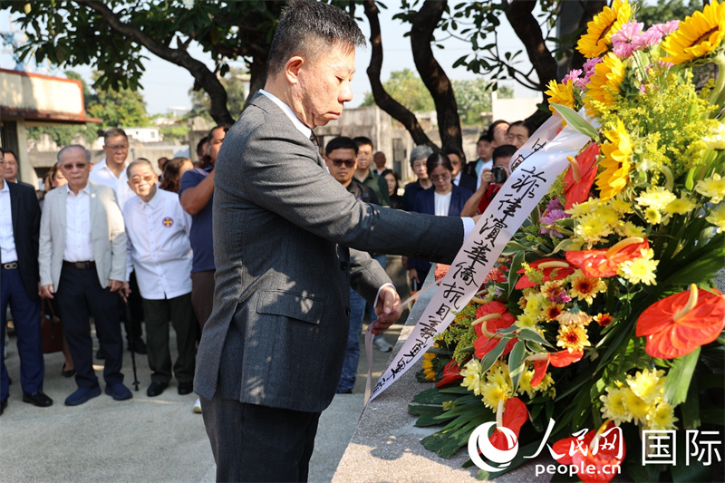 中国驻菲律宾大使井泉向菲律宾华侨抗日义勇军陵墓敬献花篮、鞠躬默哀。人民网记者 樊帆摄