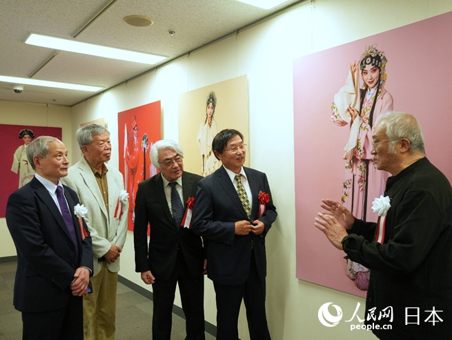 逄小威（右）向嘉宾介绍作品。人民网 许可摄