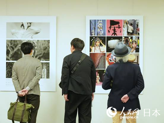 观看展览。人民网 许可摄