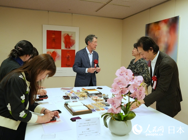 观众体验拓印。人民网 许可摄