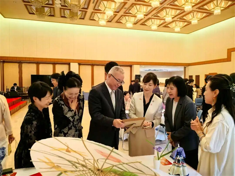 杨庆东总领事（左三）与来宾亲切交流。中国驻福冈总领馆供图