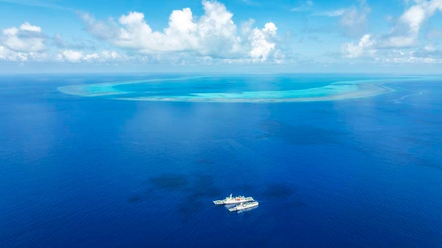 7月8日，海警海陵舰（上）与大吉舰在南海黄岩岛海域进行人员物资过驳作业（无人机照片）。新华社记者王鹏摄