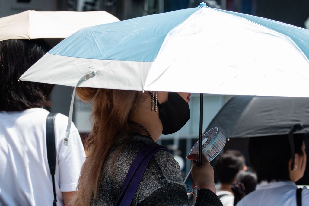 2024年7月4日,人们在日本东京原宿的街道上等待红绿灯。新华社记者张笑宇摄