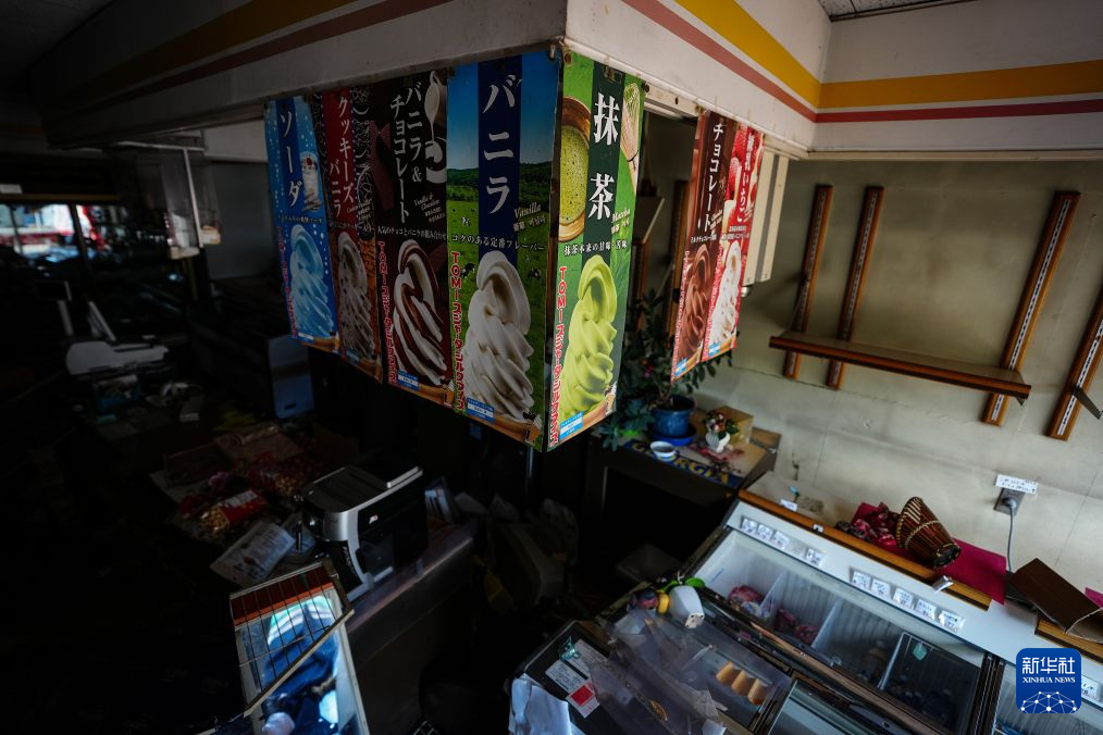 这是7月29日在日本熊本县拍摄的一处损毁的商店。新华社记者 贾浩成 摄