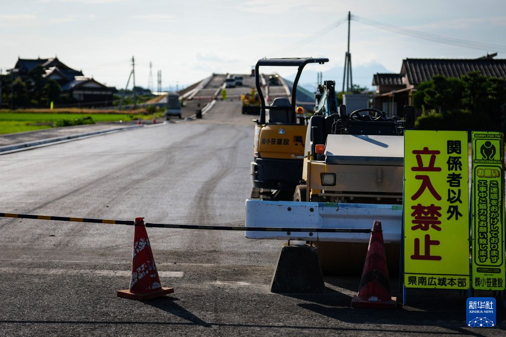 这是7月29日在日本熊本县拍摄的一处封闭道路。新华社记者 贾浩成 摄