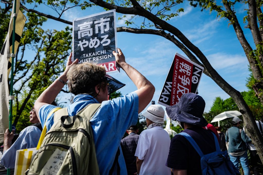 4月19日，人们在位于日本东京的国会议事堂周围参加抗议活动，呼吁守护和平宪法。新华社记者贾浩成摄