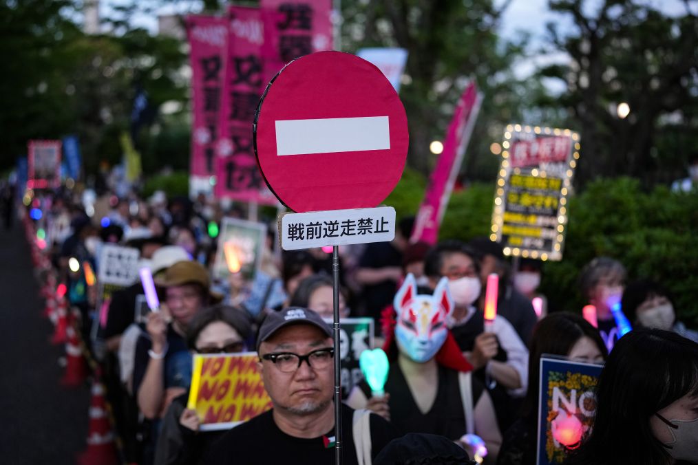 5月19日，在位於日本東京的國會議事堂前，民眾手持標語參加抗議集會。新華社記者賈浩成攝