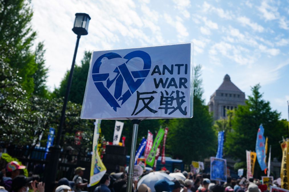 4月19日，人們在位於日本東京的國會議事堂周圍參加抗議活動，呼吁守護和平憲法。新華社記者賈浩成攝