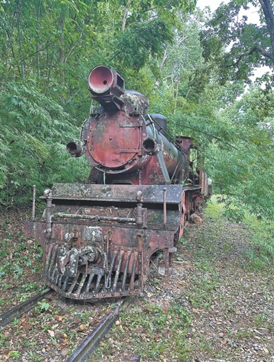 泰緬鐵路沿線遺留的廢棄火車。