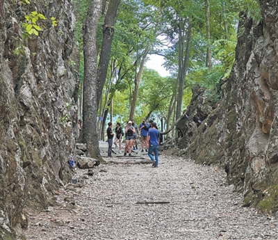 游客參觀“地獄之火通道”遺址。