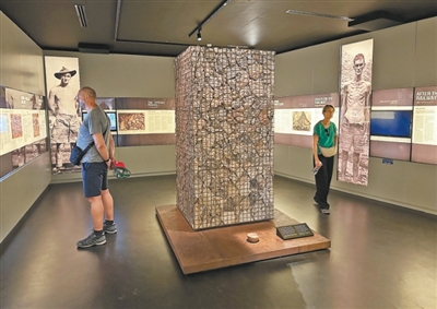 觀眾在“地獄之火通道”紀念館展廳內參觀。