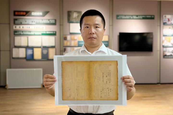 侵華日軍第七三一部隊罪証陳列館研究人員金士成展示731部隊海拉爾支隊《身上申告書》影印件。（受訪者供圖）