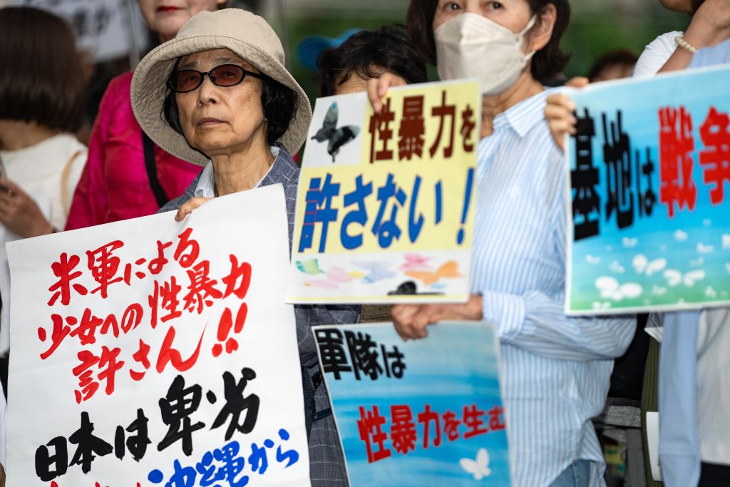 2024年7月2日,在日本东京,民众聚集在日本外务省外,抗议日本政府隐瞒冲绳美军性侵消息。新华社记者张笑宇摄