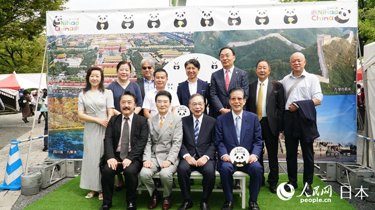 主办方代表与嘉宾合影。蒋晓辰摄