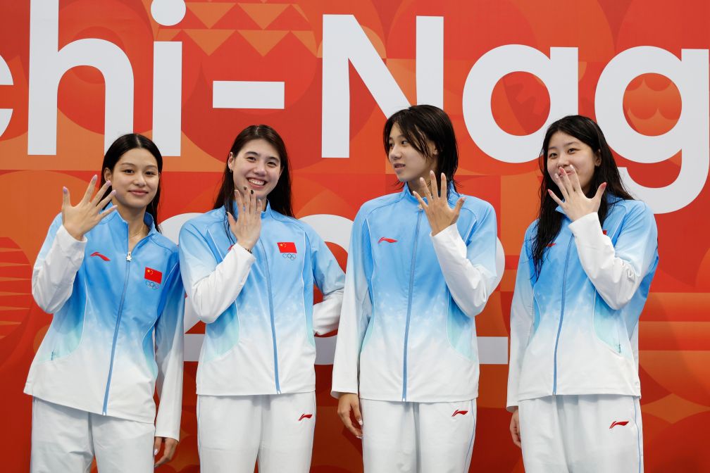 9月20日，中国队在女子4X100米自由泳接力颁奖仪式上庆祝。新华社记者 伍志尊 摄