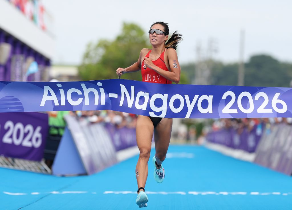 9月20日，中国选手林鑫瑜在铁人三项女子个人决赛中冲向终点。新华社记者 邓华 摄
