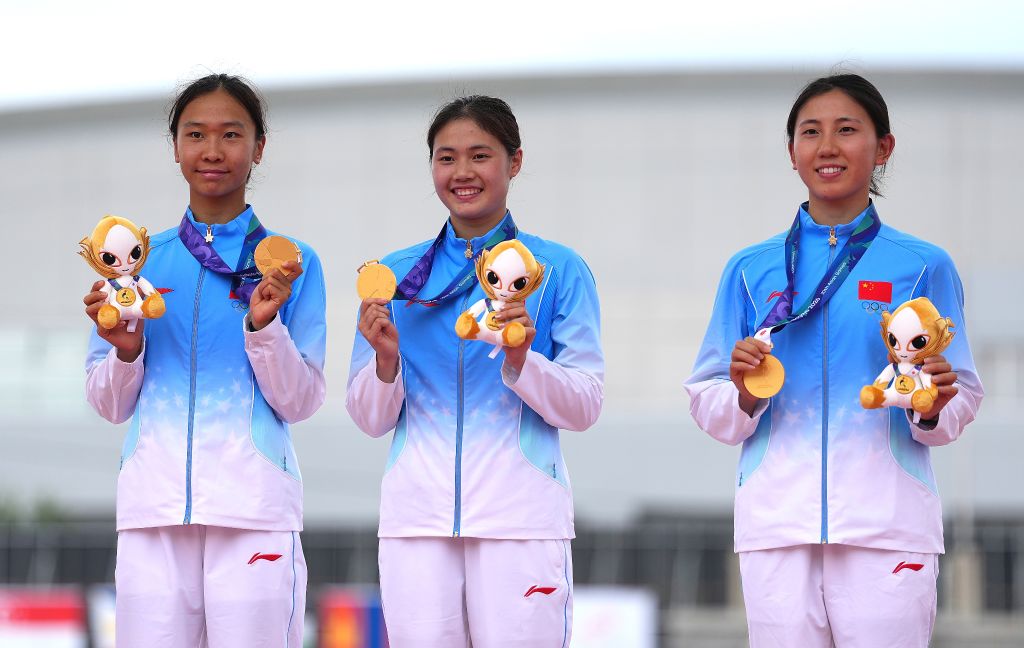 9月20日，现代五项女子团体冠军中国队在颁奖仪式上。新华社记者 周密 摄