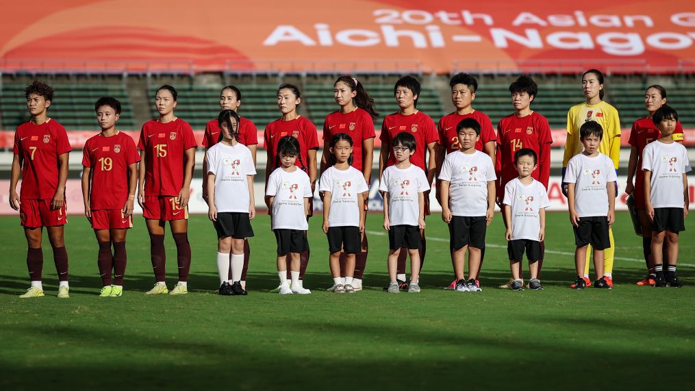 9月21日，中国队首发球员在比赛前。新华社记者 贾浩成 摄