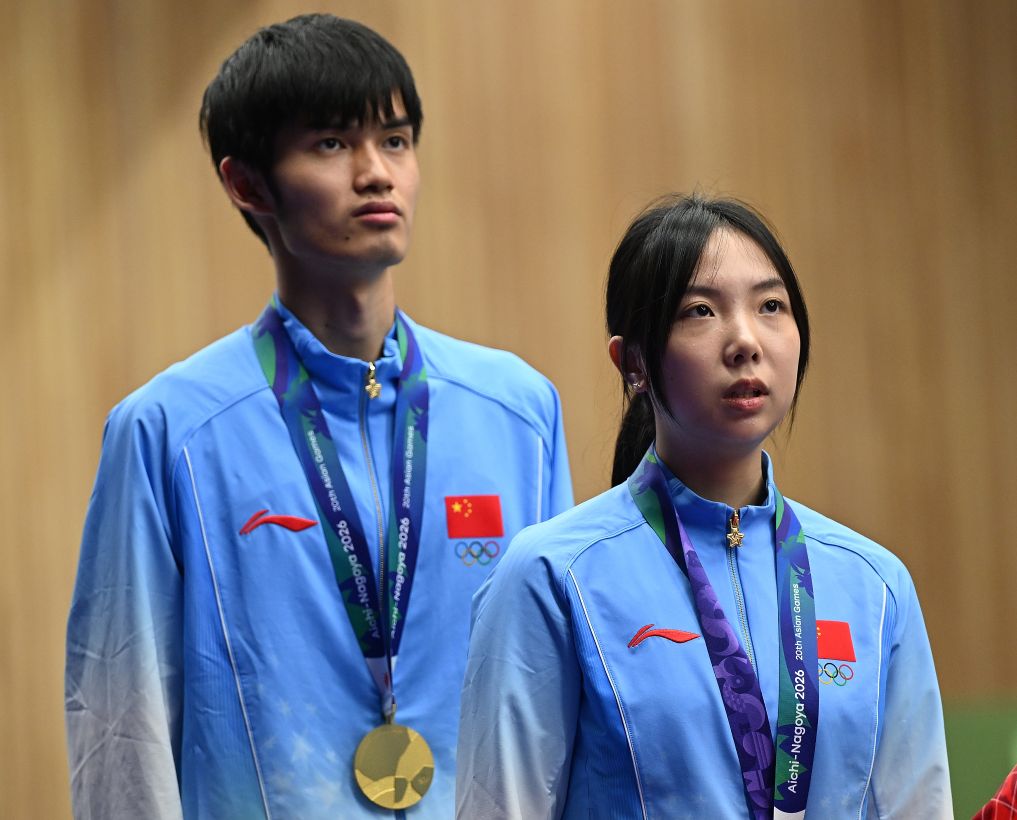 9月22日，王子菲（右）、盛李豪在颁奖仪式上。新华社记者 刘磊 摄