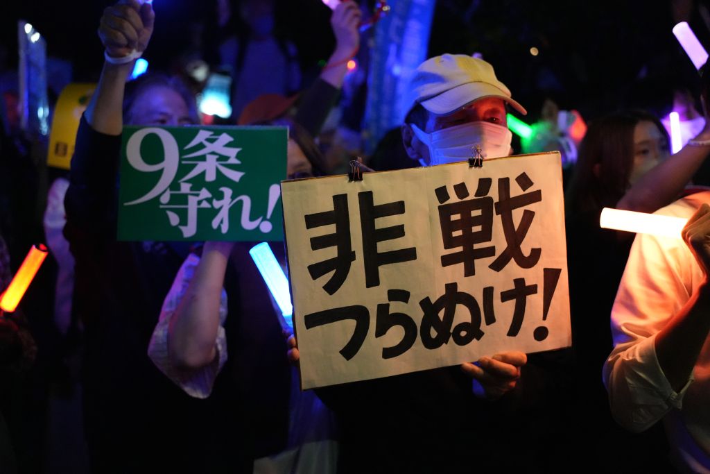10月19日晚，日本民众在东京国会议事堂前举行抗议集会，反对高市早苗政府的扩军备武和修宪动向，呼吁维护和平。新华社记者梁晨摄