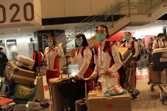 7月18日晚，中國女子曲棍球隊抵達東京成田機場。李沐航 攝