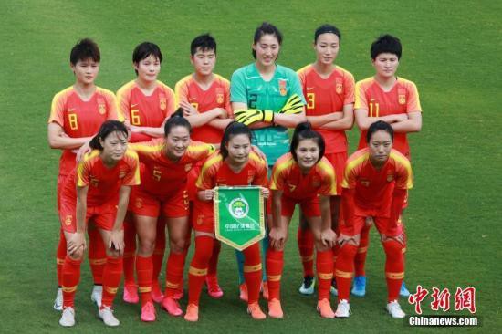 资料图：2月10日，2020东京奥运会女足亚洲区预选赛B组比赛在悉尼进行。中国队(红)以5：0战胜中国台北队，赢得小组出线，晋级附加赛。图为比赛前中国女足队员合影。<a target='_blank'  data-cke-saved-href='http://www.chinanews.com/' href='http://www.chinanews.com/'><p  align=