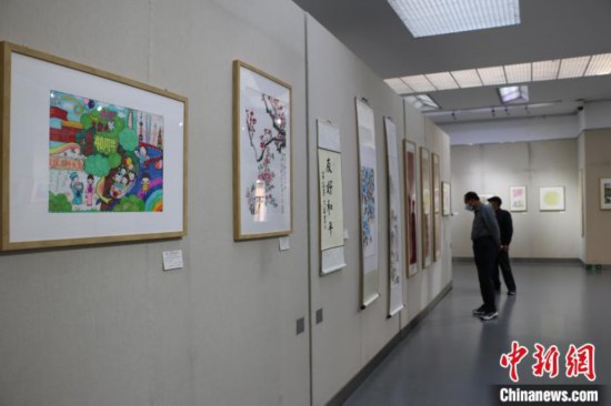 中日友好青少年書畫展現場展出作品150余幅。　張強 攝