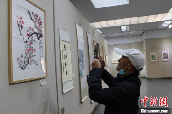 合肥市民參觀“中日友好青少年書畫展”。　張強 攝