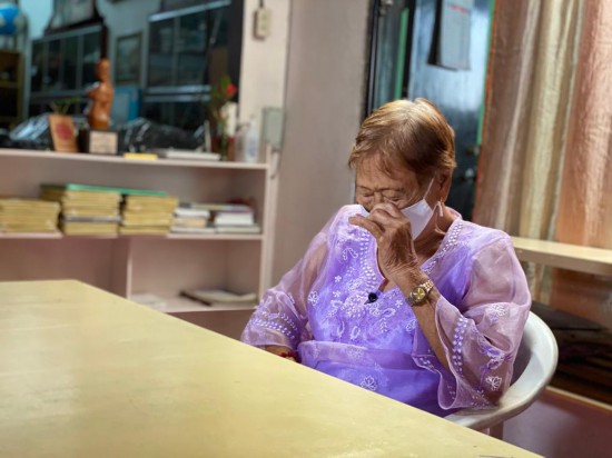 7月29日，在菲律宾“慰安妇”权益保护组织“菲律宾祖母联盟”办公室里，“慰安妇”幸存者埃斯特莉塔接受新华社记者采访。新华社记者刘锴摄