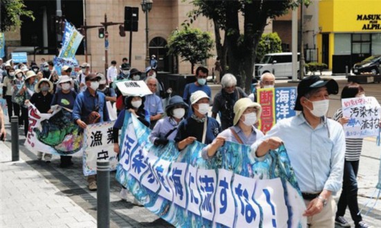 6月20日，日本民眾在福島縣政府周圍舉行抗議活動，強烈反對核污水排海計劃。（圖片來源：《東京新聞》）