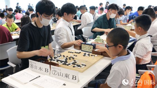 中日青少年棋手對弈。人民網 許可攝