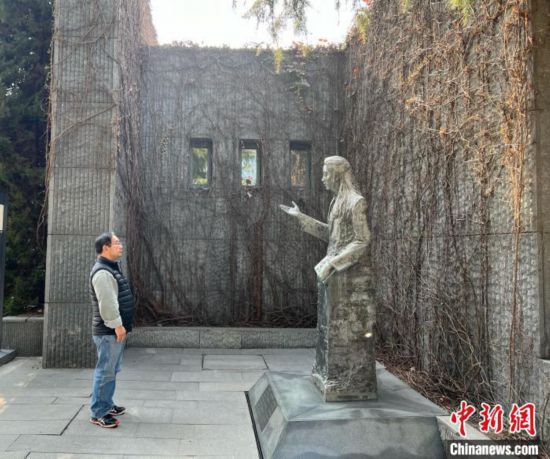 在侵华日军南京大屠杀遇难同胞纪念馆，鲁照宁注视着张纯如雕像。此前，他阅读过张纯如的英文著作《THE RAPE OF NANKING》(《南京浩劫：被遗忘的大屠杀》)，并萌发了在海外搜集史料的想法。朱晓颖 摄