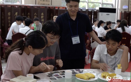 日本少林寺拳法集團青年拳士與鄭州大學日語學院學生交流。人民網記者 張麗婭攝