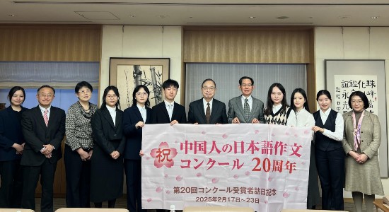 宫本雄二与获奖同学一行合影留念。日本侨报社供图