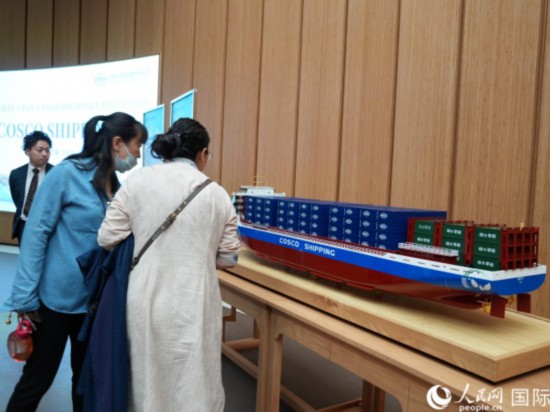 中远海运集团的船模吸引观众驻足观看。人民网 许可摄