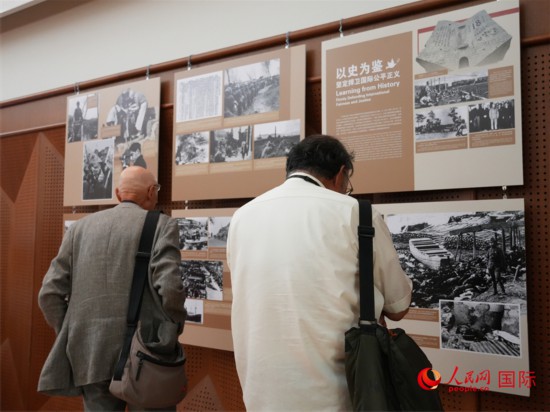 来宾观看图片展。人民网 许可摄