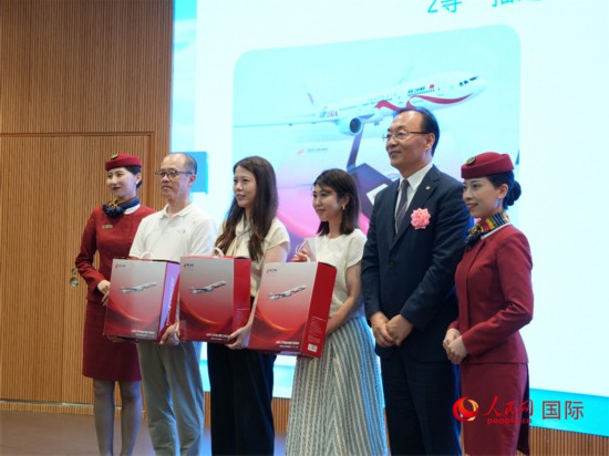 國航日韓支社長馮力（右二）為觀眾頒發獎品。人民網 許可攝